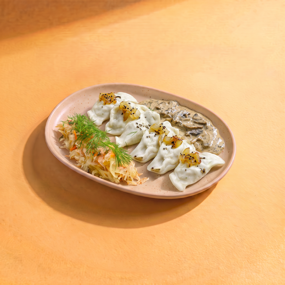 Pierogi z pieczarkami i sosem grzybowym